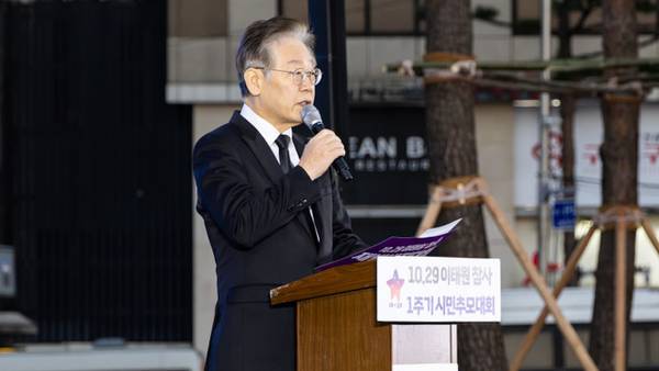 South Korea’s opposition leader stabbed in neck